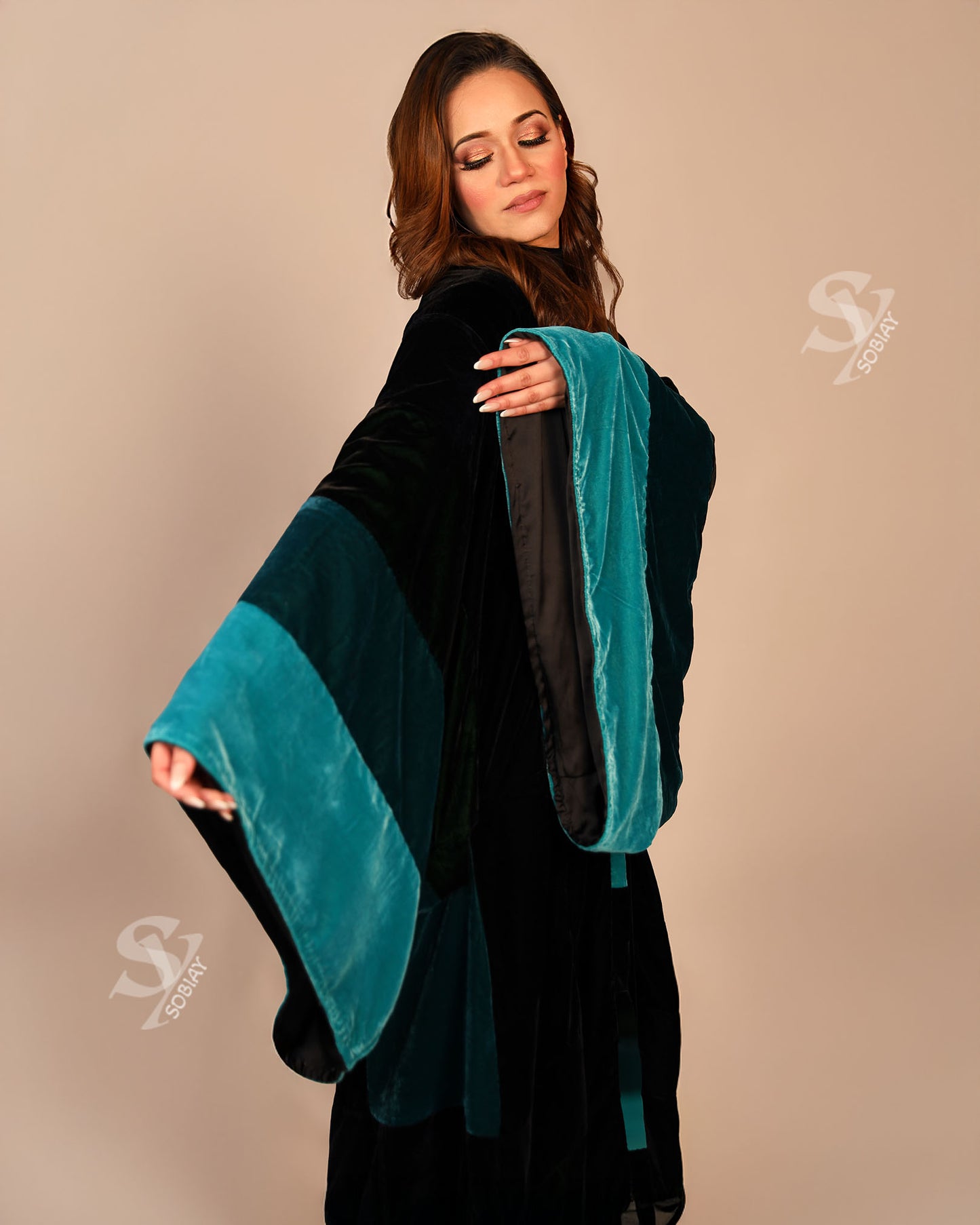 Elegant Black and Teal Velvet Abaya – Flowing Luxury with Wide Sleeves SY4