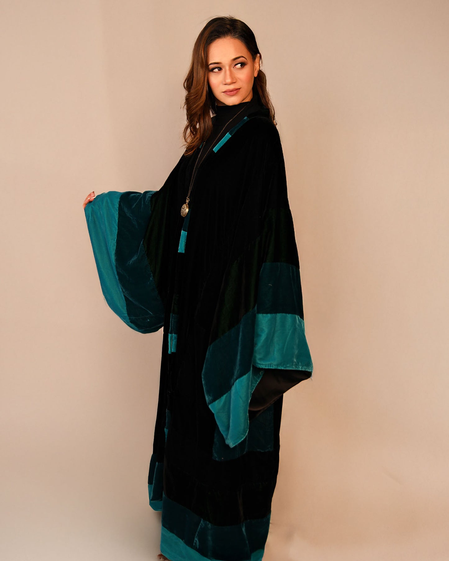 Elegant Black and Teal Velvet Abaya – Flowing Luxury with Wide Sleeves SY4