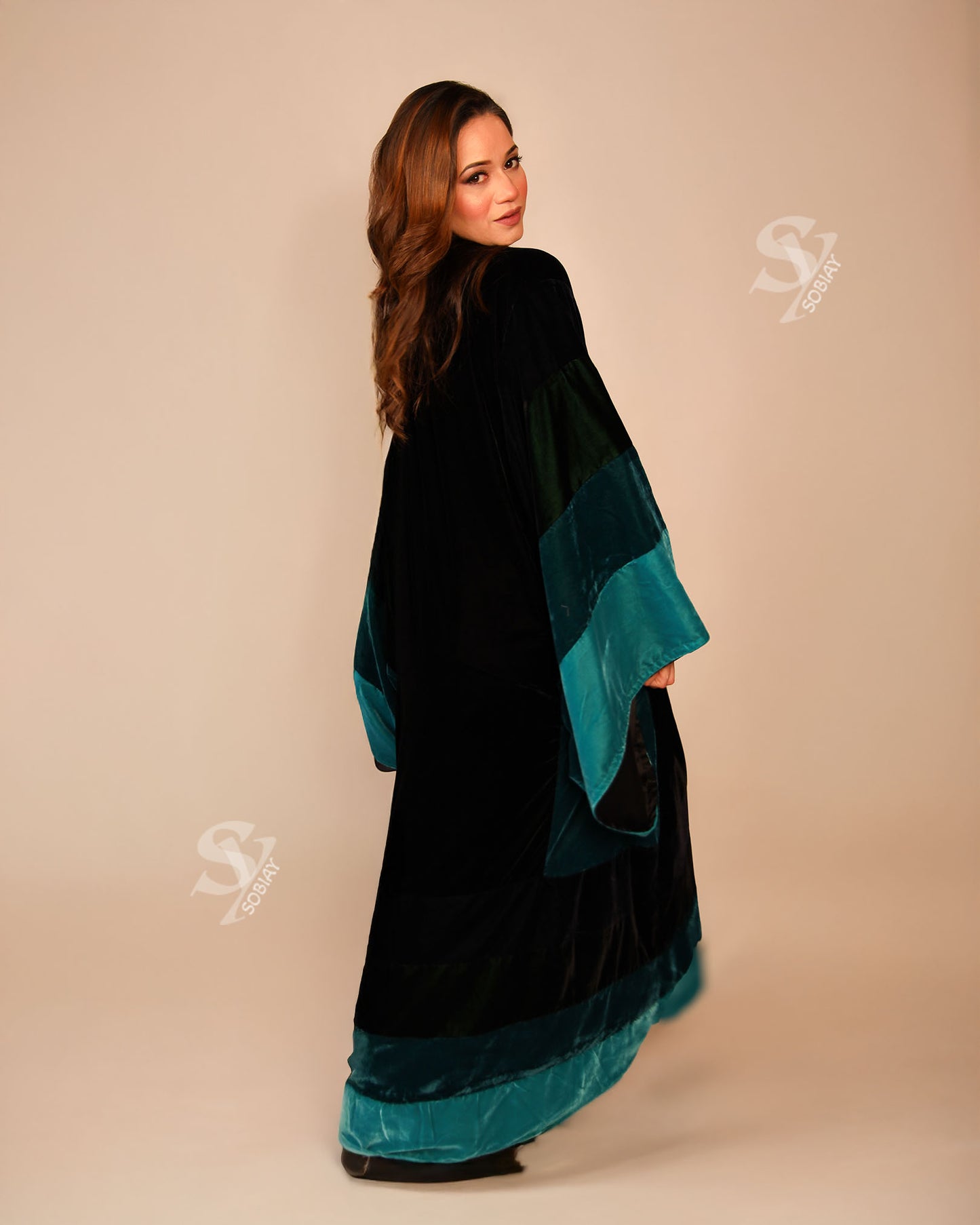 Elegant Black and Teal Velvet Abaya – Flowing Luxury with Wide Sleeves SY4