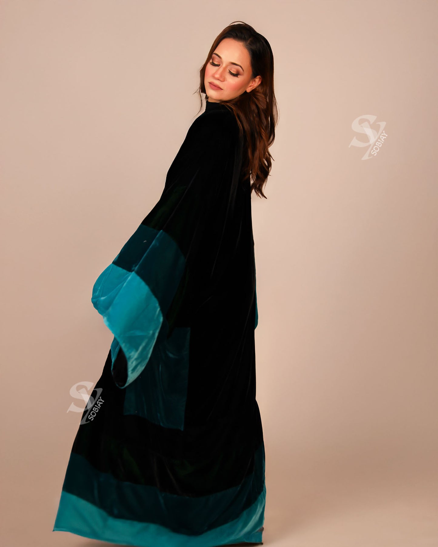 Elegant Black and Teal Velvet Abaya – Flowing Luxury with Wide Sleeves SY4