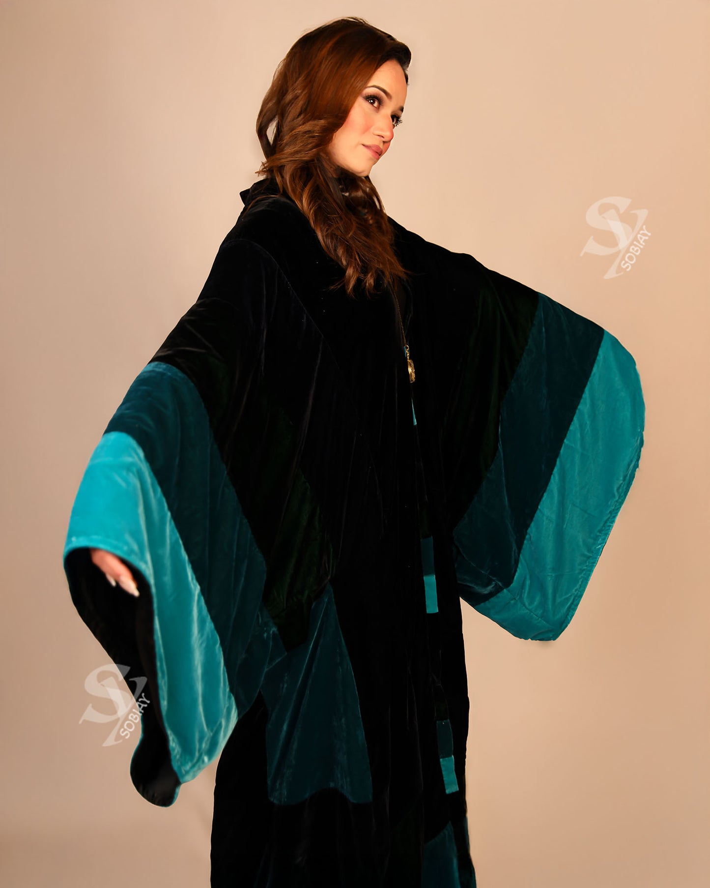 Elegant Black and Teal Velvet Abaya – Flowing Luxury with Wide Sleeves SY4
